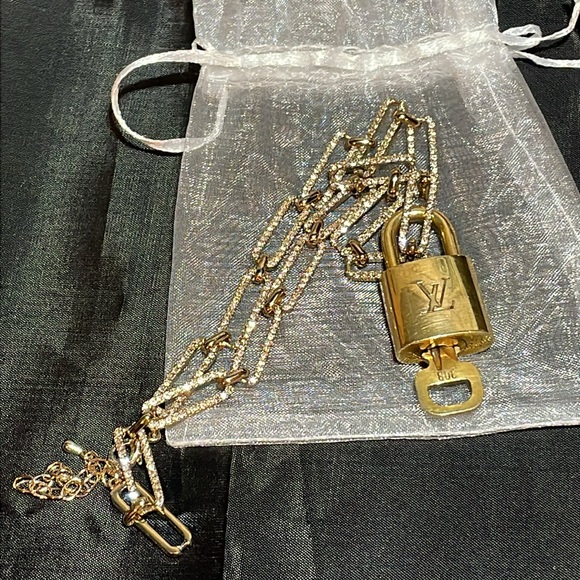 EUC LV 🔐 303 lock and key comes with a gold unbranded chain with crystals - Picture 8 of 11